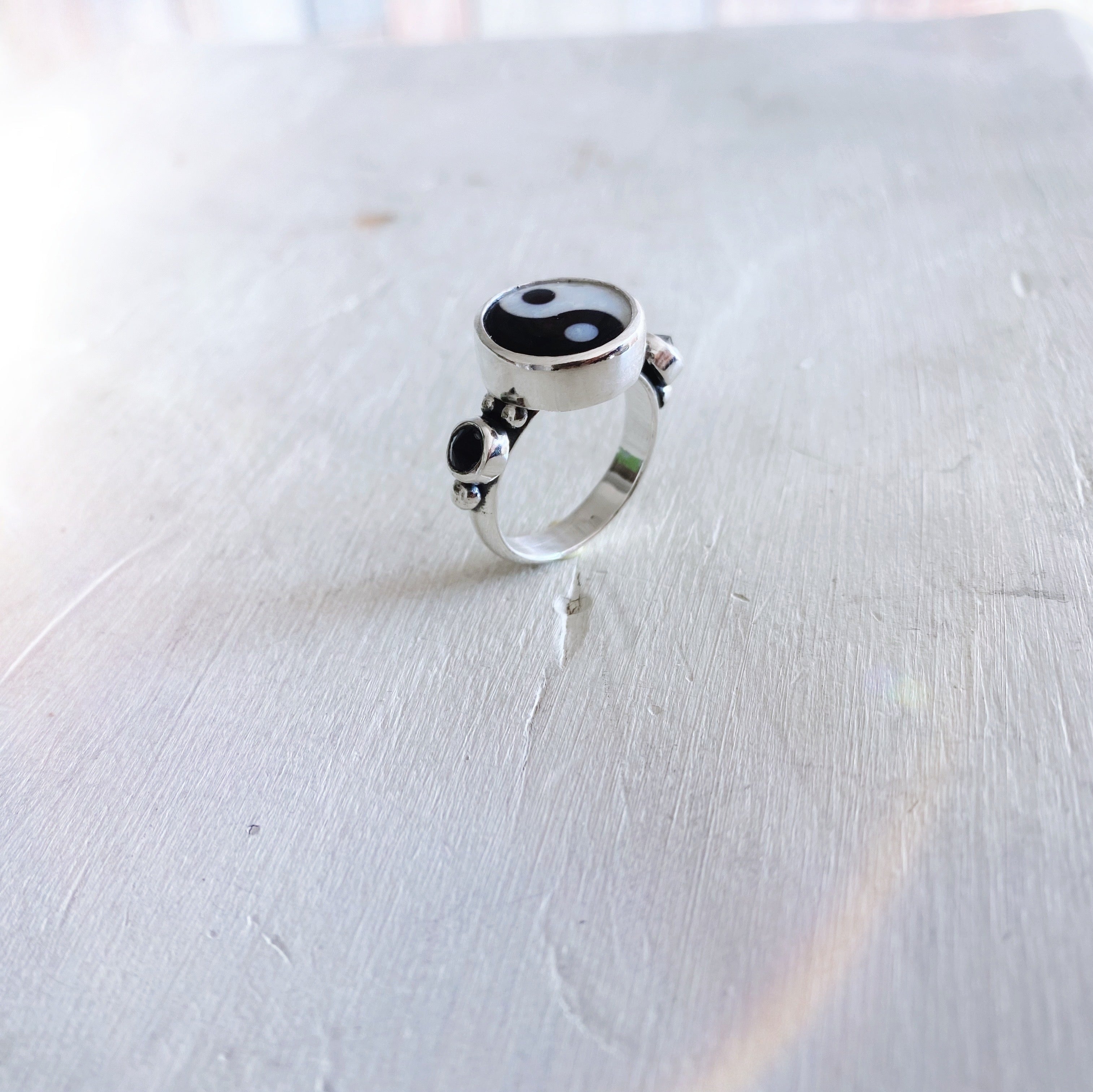 Anillo Ying Yang nacar + Onix