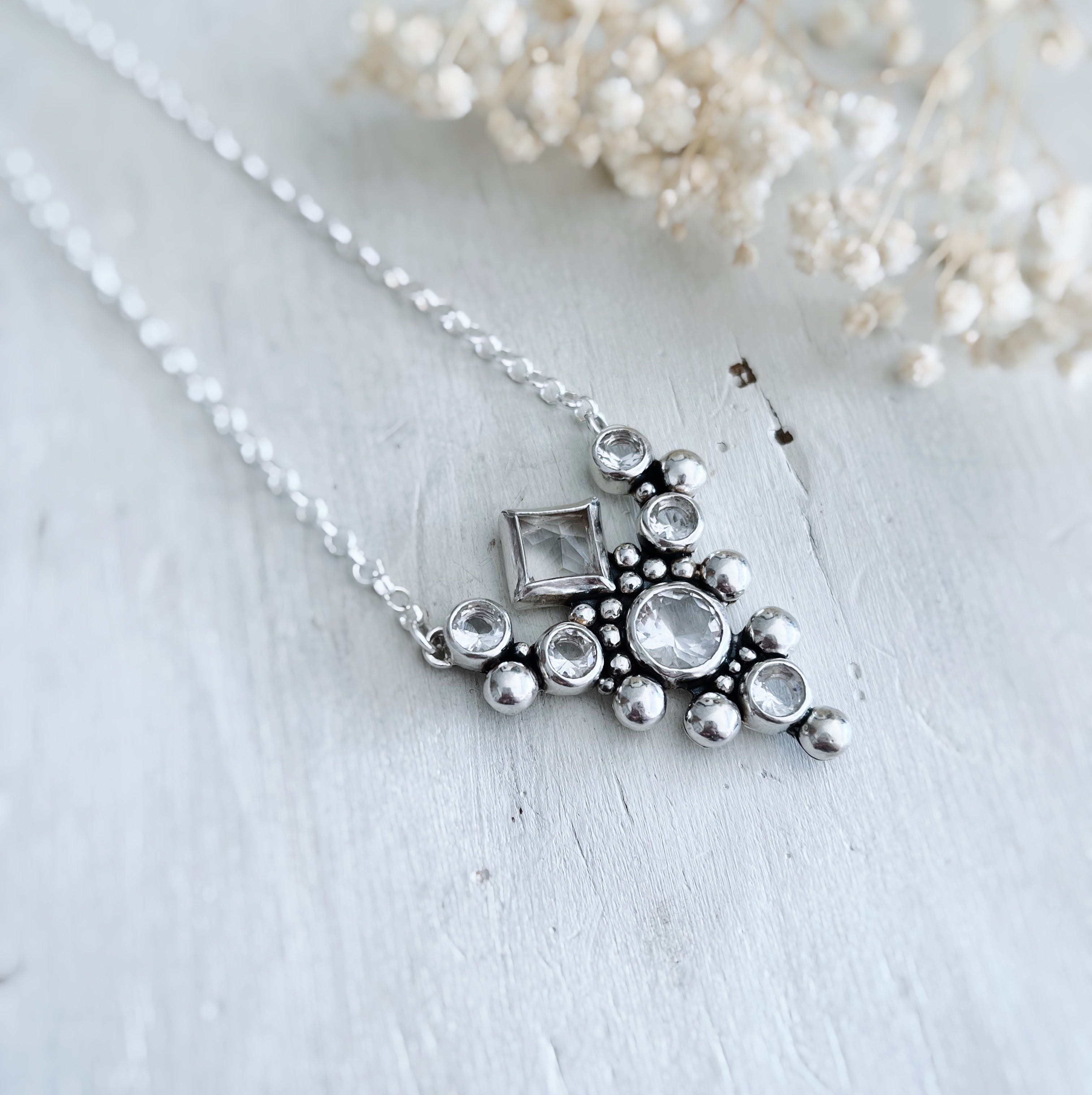 Collar Reina Victoria White - PREVENTA