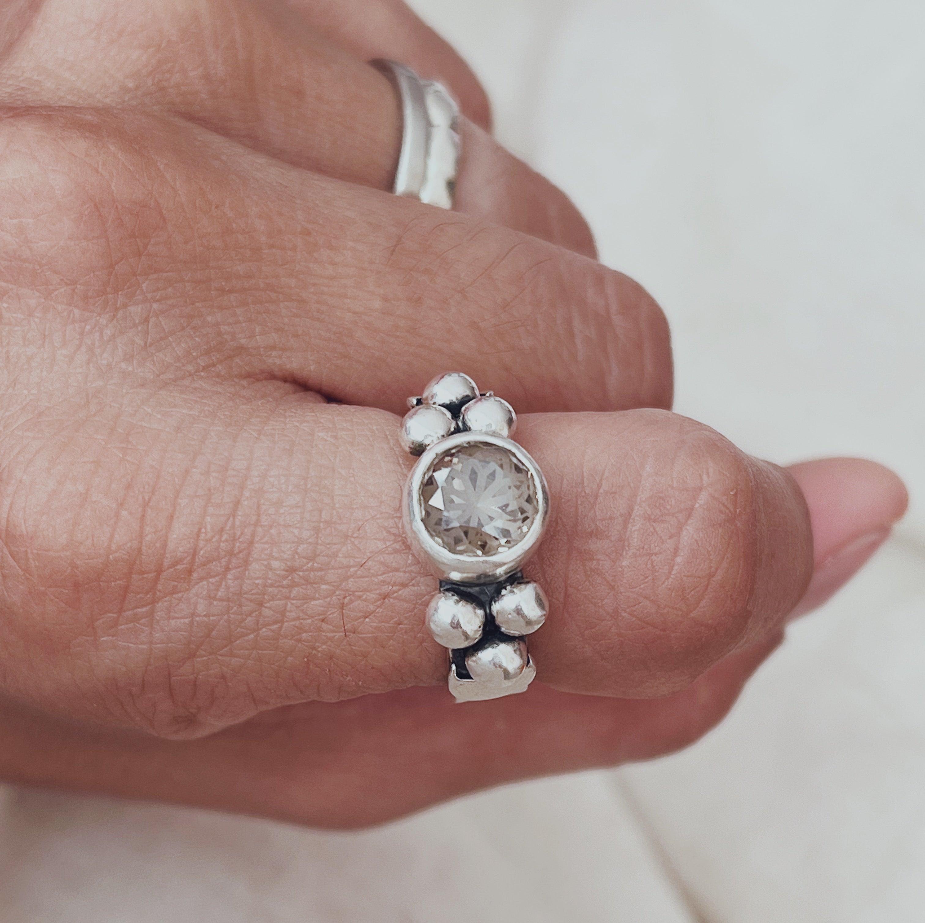 Anillo Elisa Lunar Satin Flor