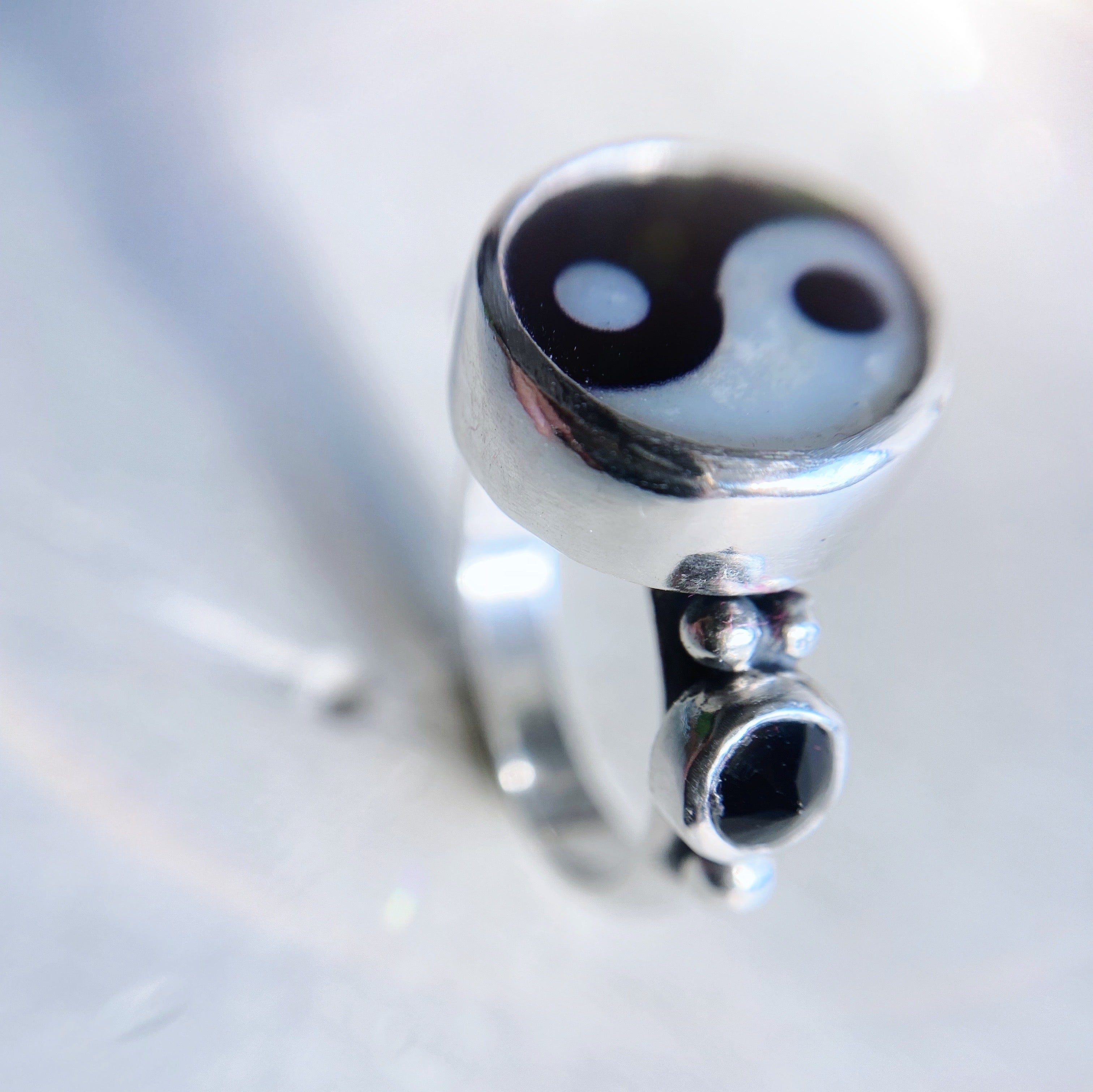 Anillo Ying Yang nacar + Onix