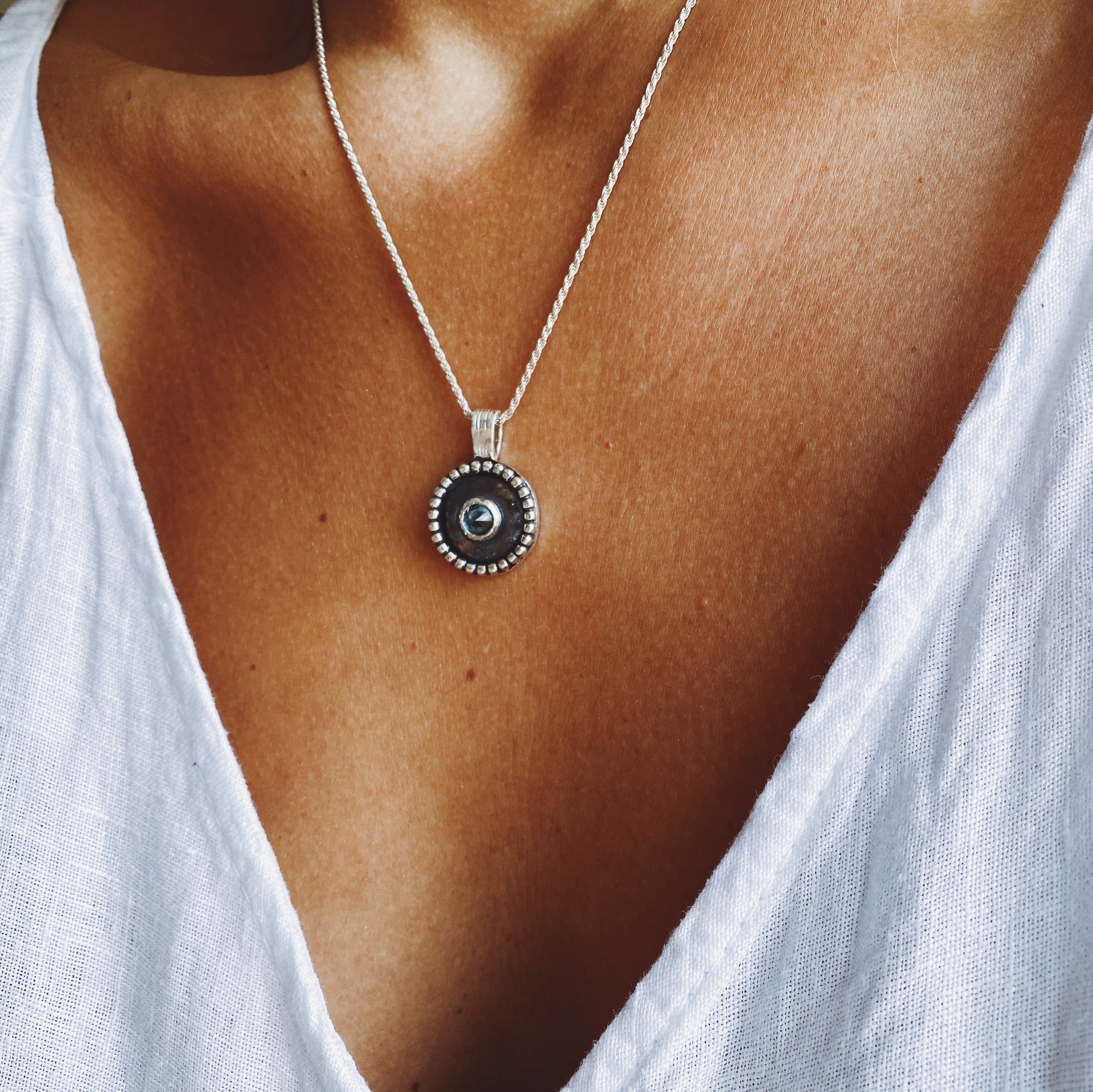 Colgante Medalla Cira Topacio London Blue